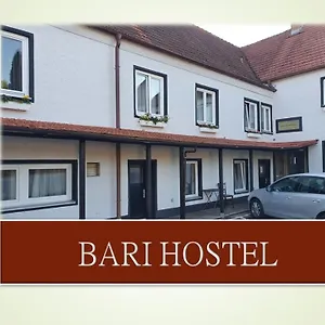  Hostel Baarii -